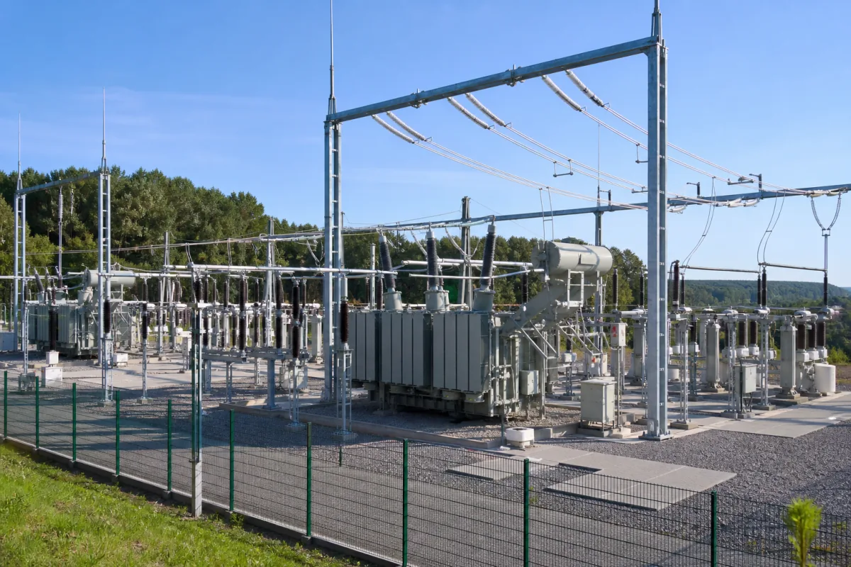 Modernes Umspannwerk mit Transformatoren, Schaltfeldern und Sammelschienen